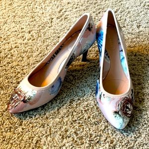 Taryn Rose Floral Print heels Size 9